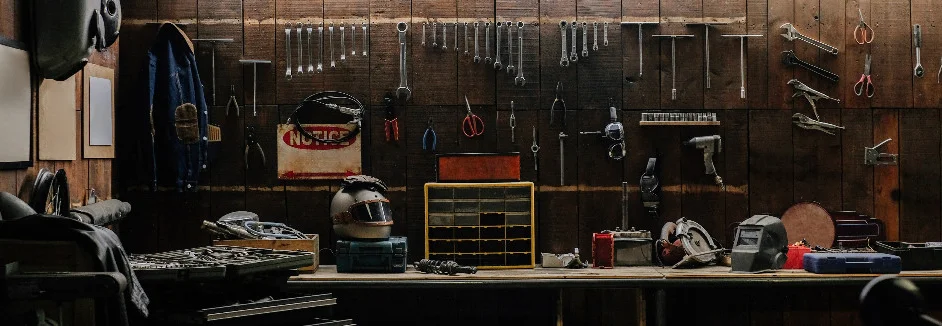 Werkbank mit Werkzeug